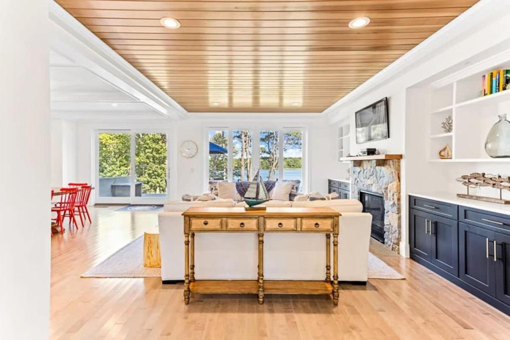 Luxury Waterfront Home w Heated Pool and Hot Tub - Image 8