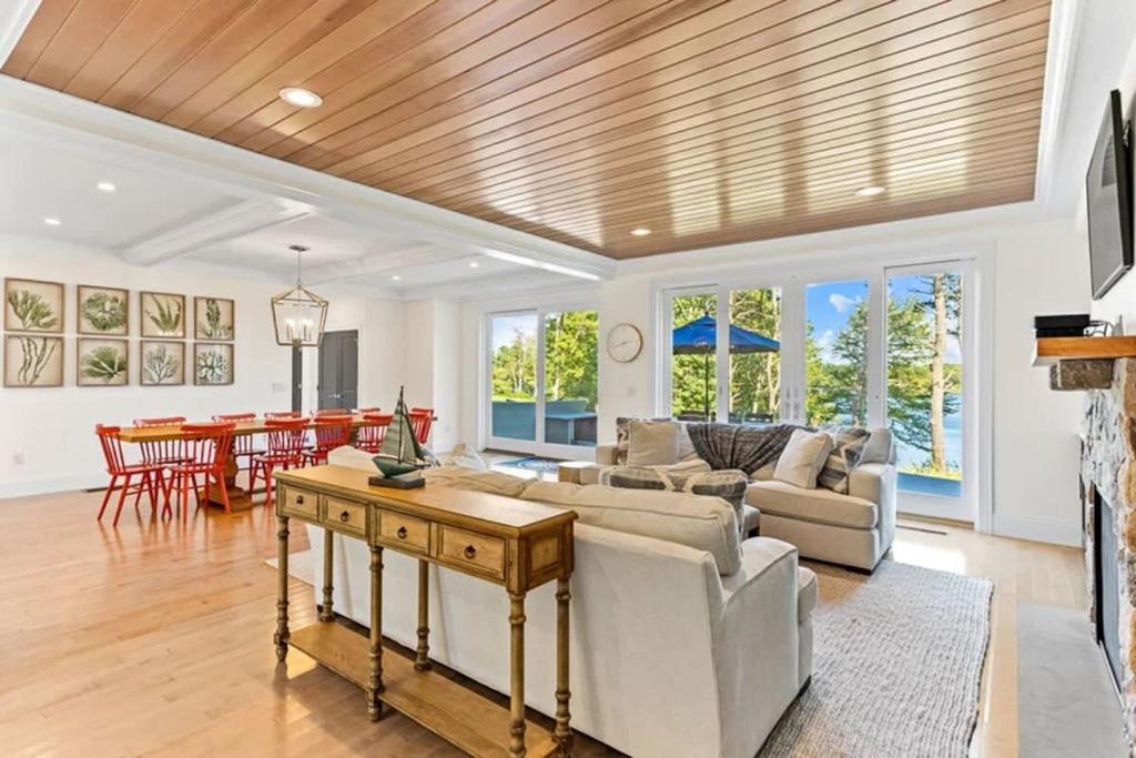 Luxury Waterfront Home w Heated Pool and Hot Tub - Image 7