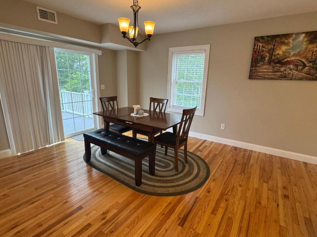 Elegant 3BR Home in Worcester - Image 8