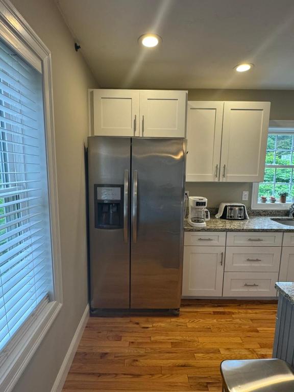 Elegant 3BR Home in Worcester - Image 6