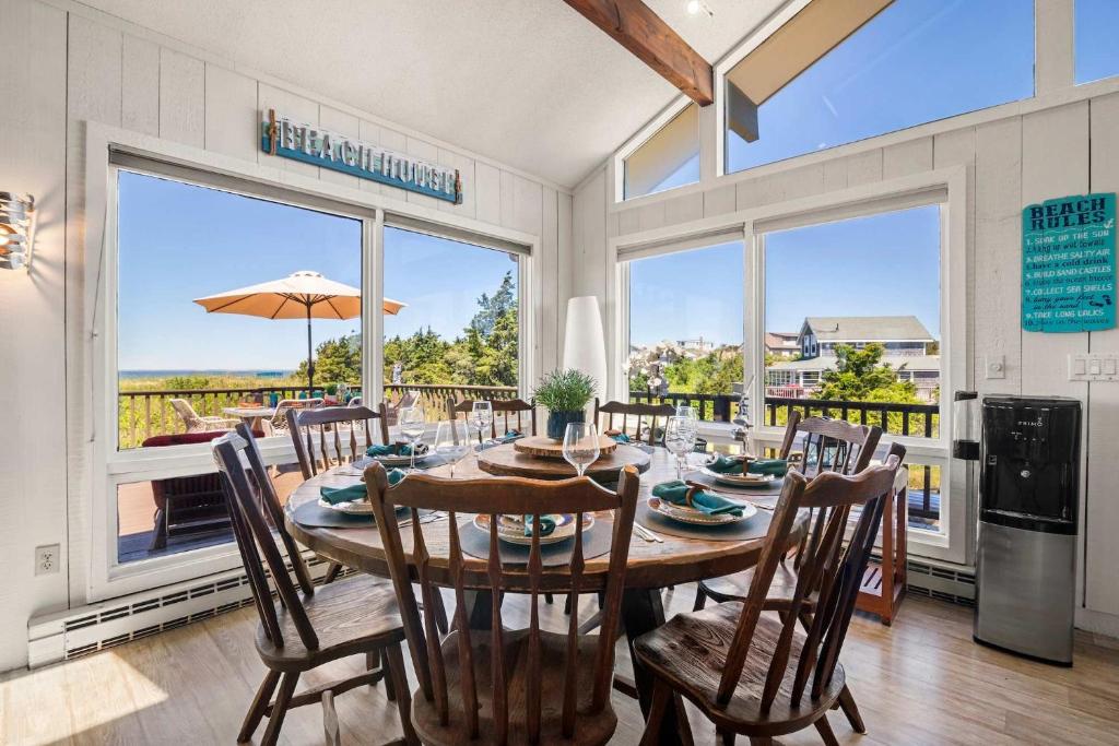 Unique waterfront home with stunning views - Image 8