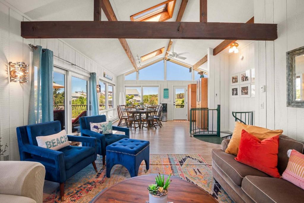 Unique waterfront home with stunning views - Image 7