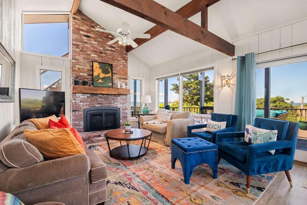 Unique waterfront home with stunning views - Image 5