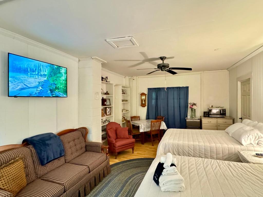 Berkshire Retreat Grand Home with Hot Tub and Large Yard, 5 mins from Jiminy Peak - Image 6