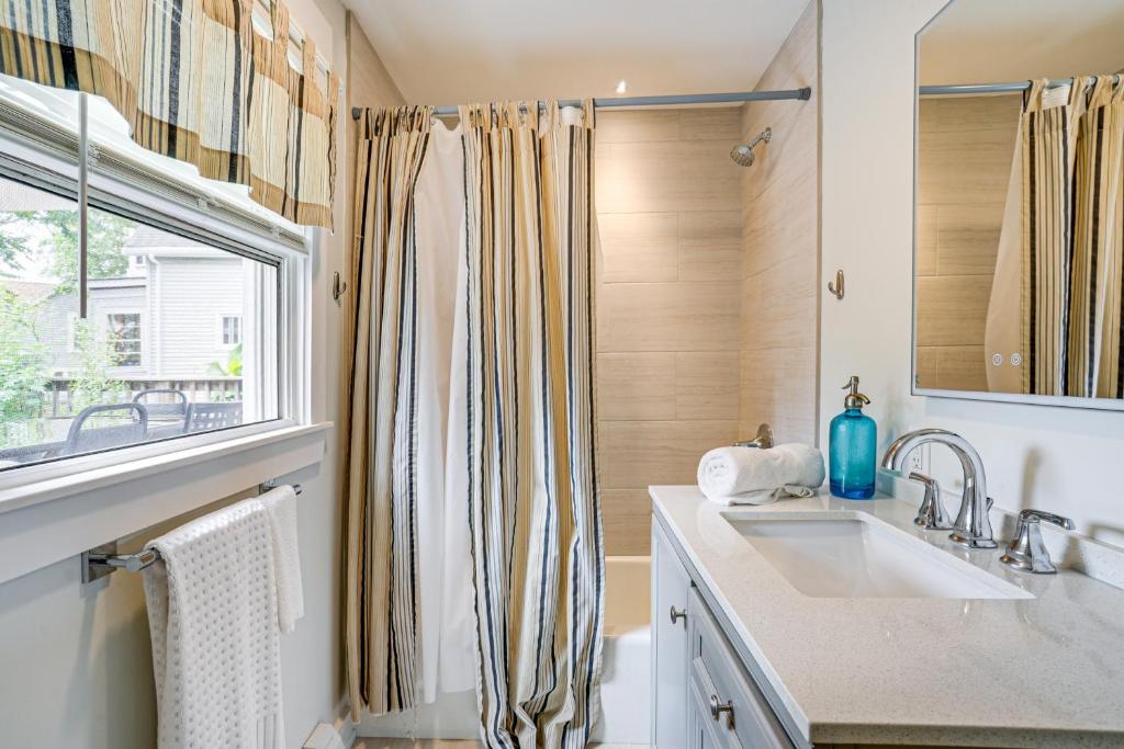 5 Mi to Salem! Lynn Apt By the Sea with Hot Tub - Image 8