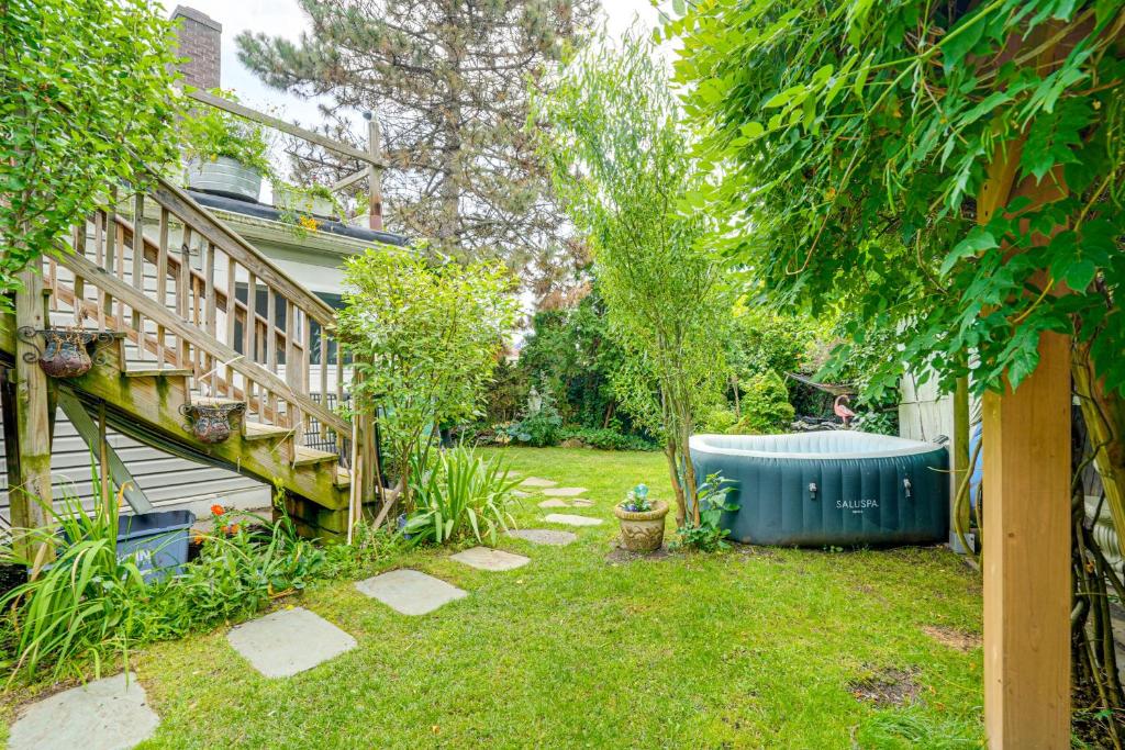 5 Mi to Salem! Lynn Apt By the Sea with Hot Tub