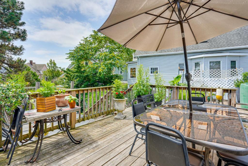 5 Mi to Salem! Lynn Apt By the Sea with Hot Tub