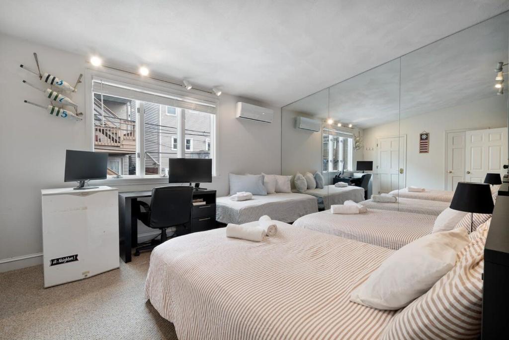 Heart of Southie - Hot Tub + Walk to Top Bars - Image 6