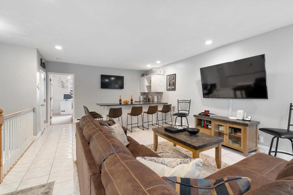 Heart of Southie - Hot Tub + Walk to Top Bars - Image 4