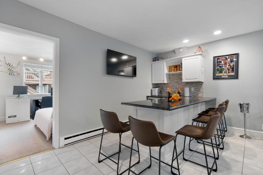 Heart of Southie - Hot Tub + Walk to Top Bars - Image 5