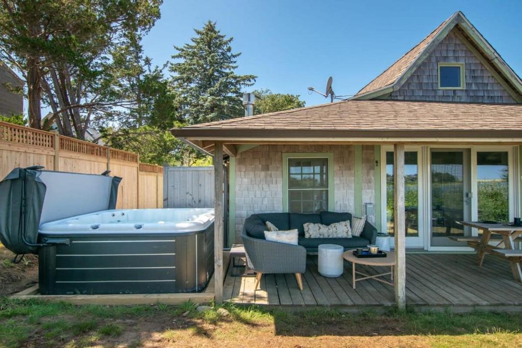 Hot Tub (Jacuzzi) - Photo 3