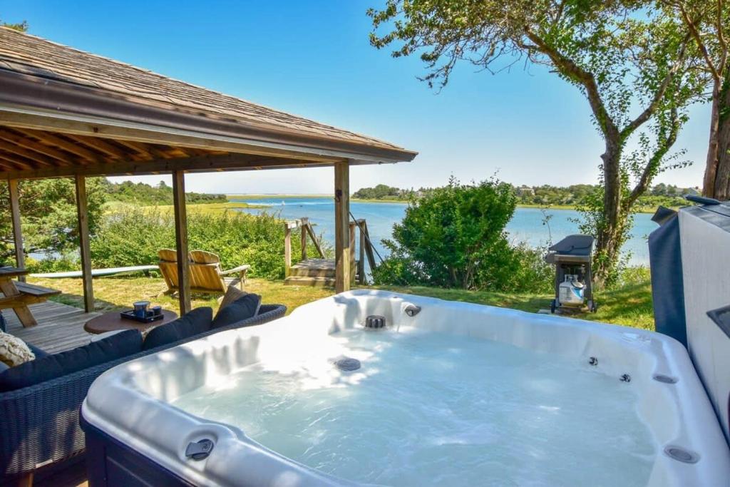 Hot Tub (Jacuzzi) - Photo 7