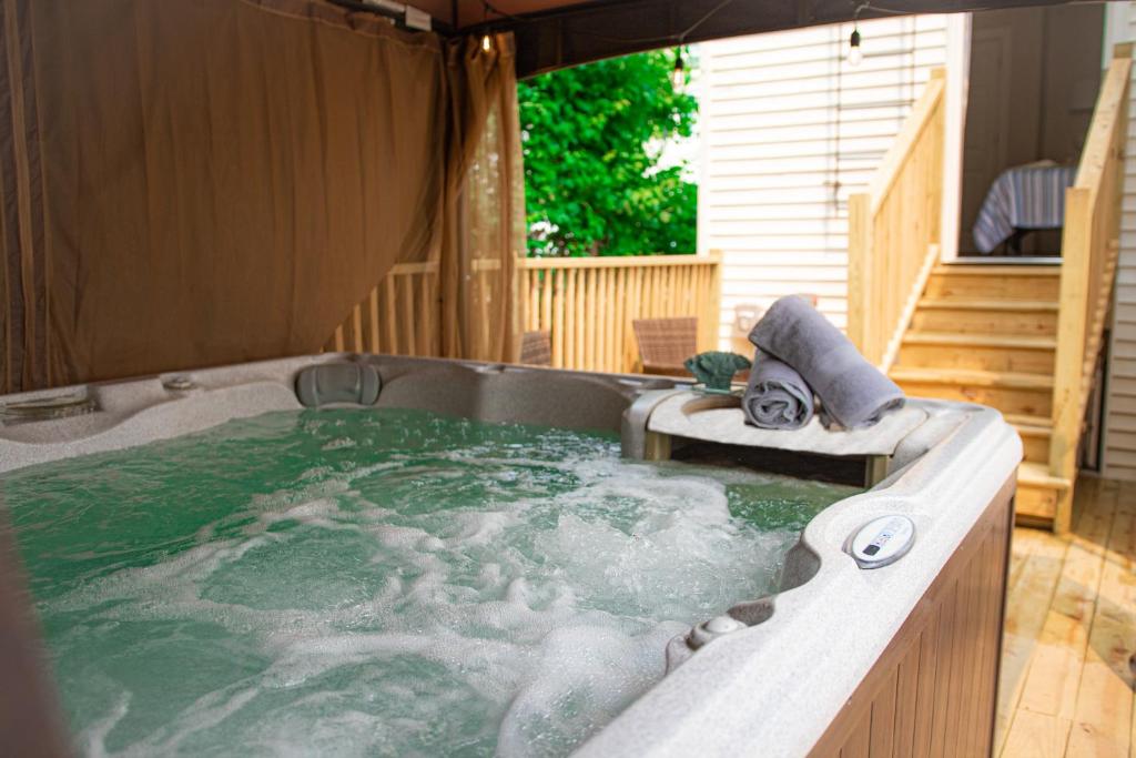 Hot Tub (Jacuzzi) - Photo 9