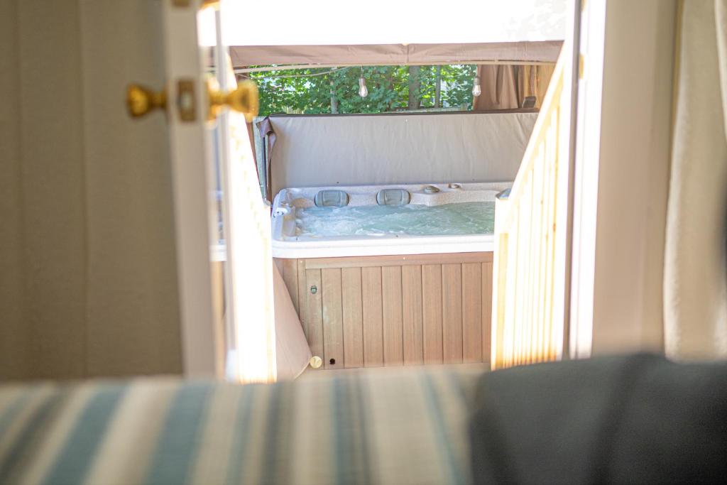 Hot Tub (Jacuzzi) - Photo 3