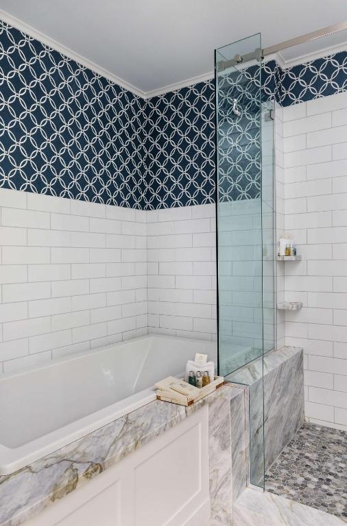 Hot Tub (Jacuzzi) - Photo 2