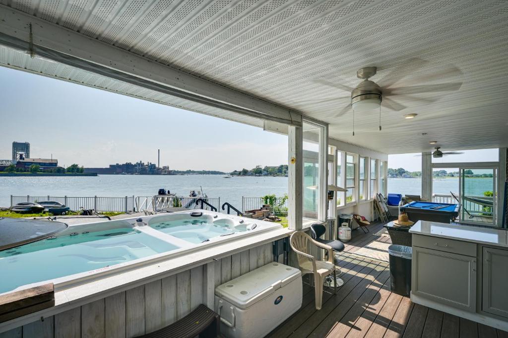 Hot Tub (Jacuzzi) - Photo 2