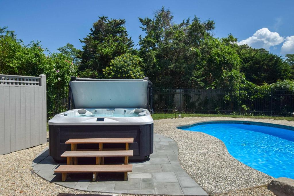 Hot Tub (Jacuzzi) - Photo 3