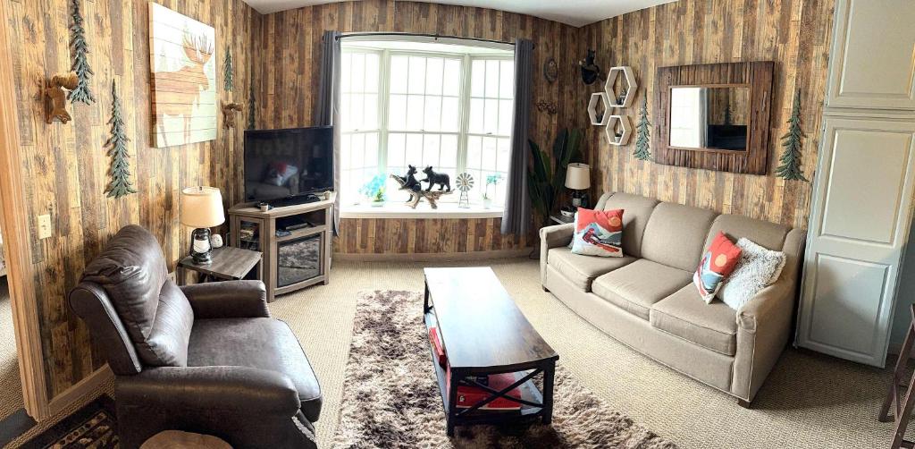 Gorgeous 1st FL Mtn View Jiminy Suite Sleeps 4 Ski On Off