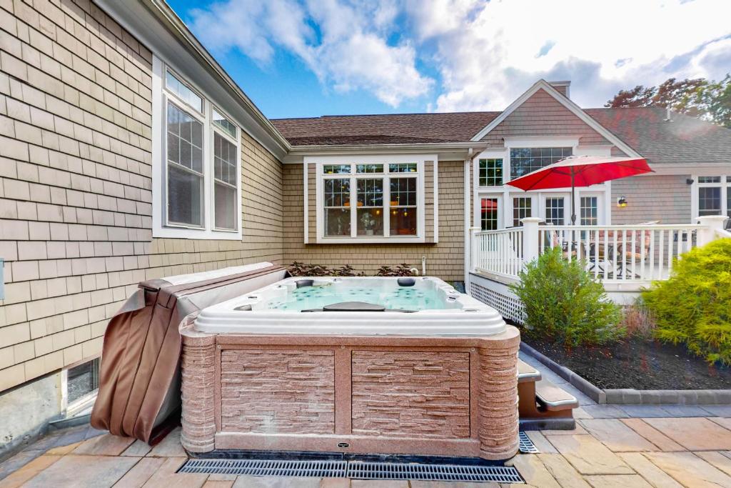 Hot Tub (Jacuzzi) - Photo 2