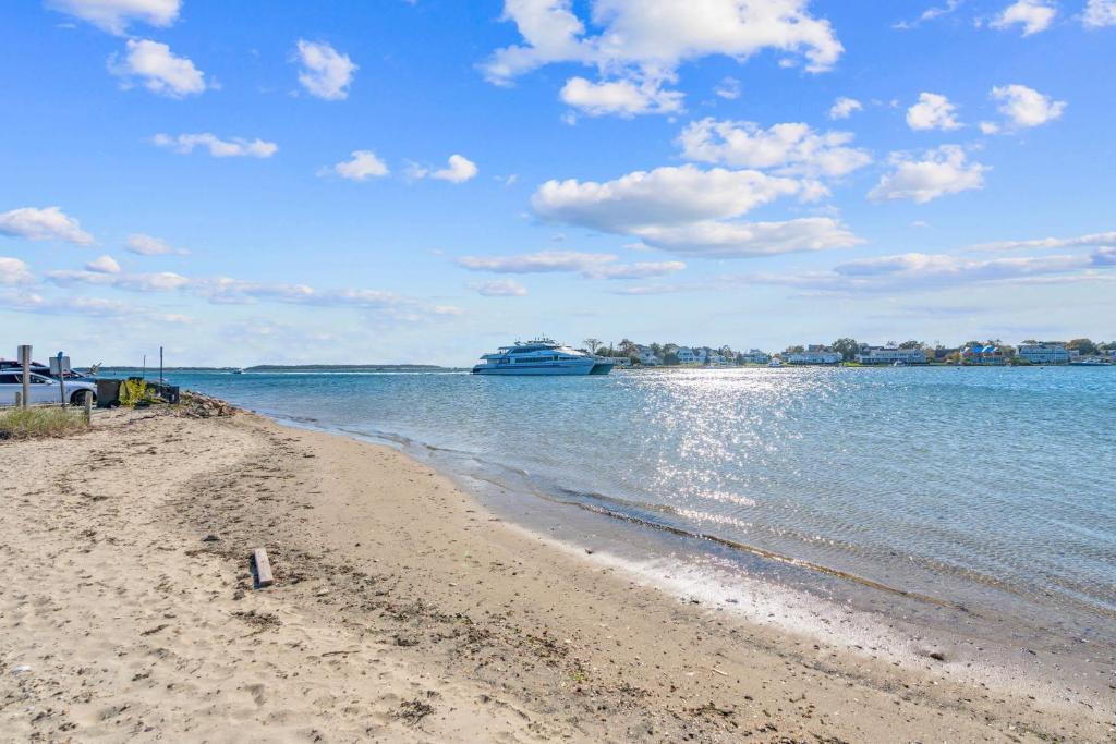 Family Retreat hot tub Firepit Beach nearby - Image 5