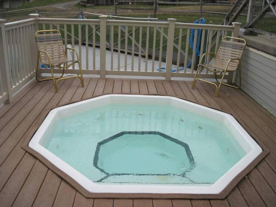 Hot Tub (Jacuzzi) - Photo 3