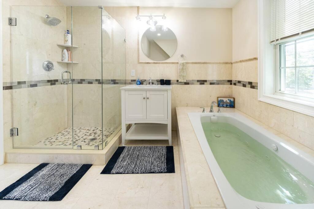 40 - 4BR Lakeview - Lakeside retreat near GJK View