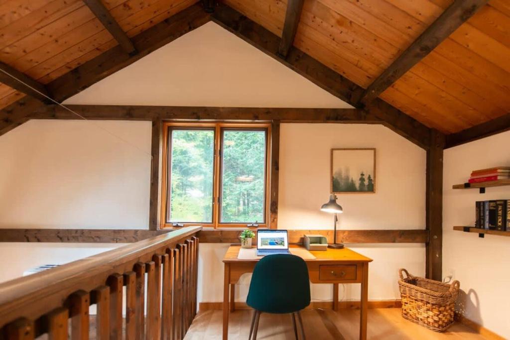 Berkshire Vacation Rentals: Stonebridge Cabin: Modern Amenities Enjoy Nature - Image 7