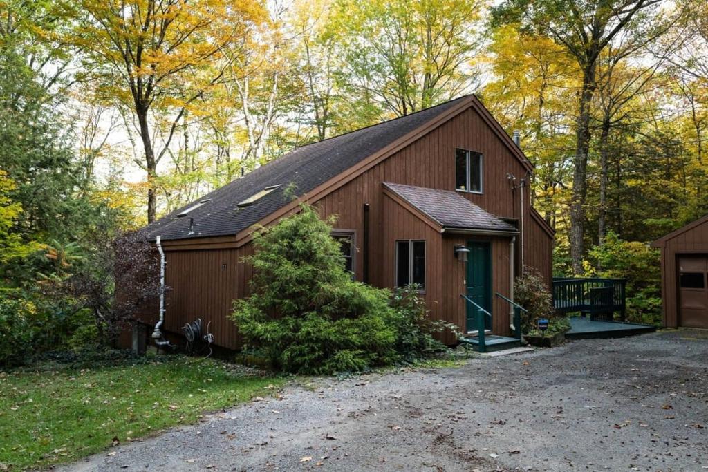 Berkshire Vacation Rentals: Stonebridge Cabin: Modern Amenities Enjoy Nature - Image 6