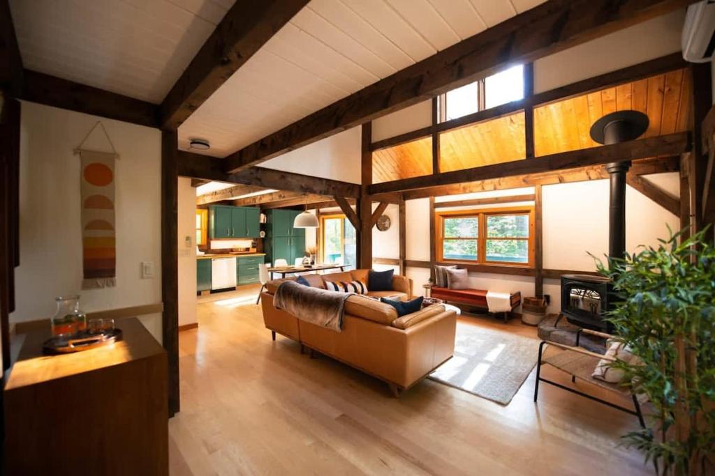 Berkshire Vacation Rentals: Stonebridge Cabin: Modern Amenities Enjoy Nature - Image 5