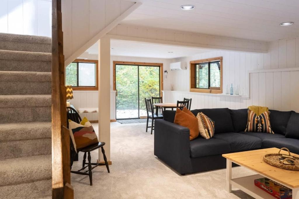 Berkshire Vacation Rentals: Stonebridge Cabin: Modern Amenities Enjoy Nature - Image 4