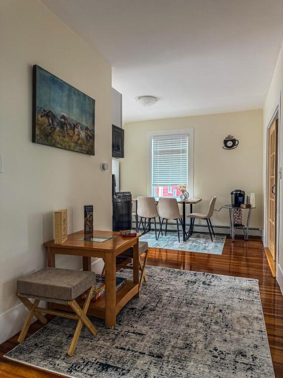 Stylish Stay By Beach And Shops - Image 4