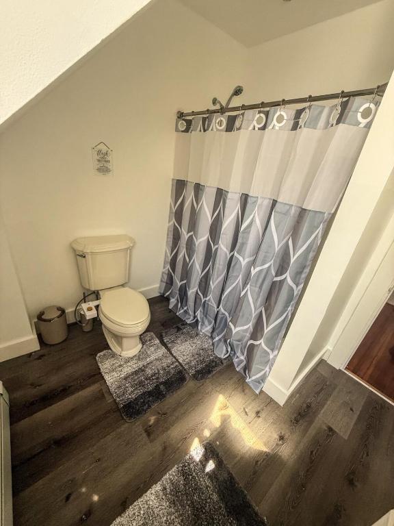 Stylish Stay By Beach And Shops - Image 8