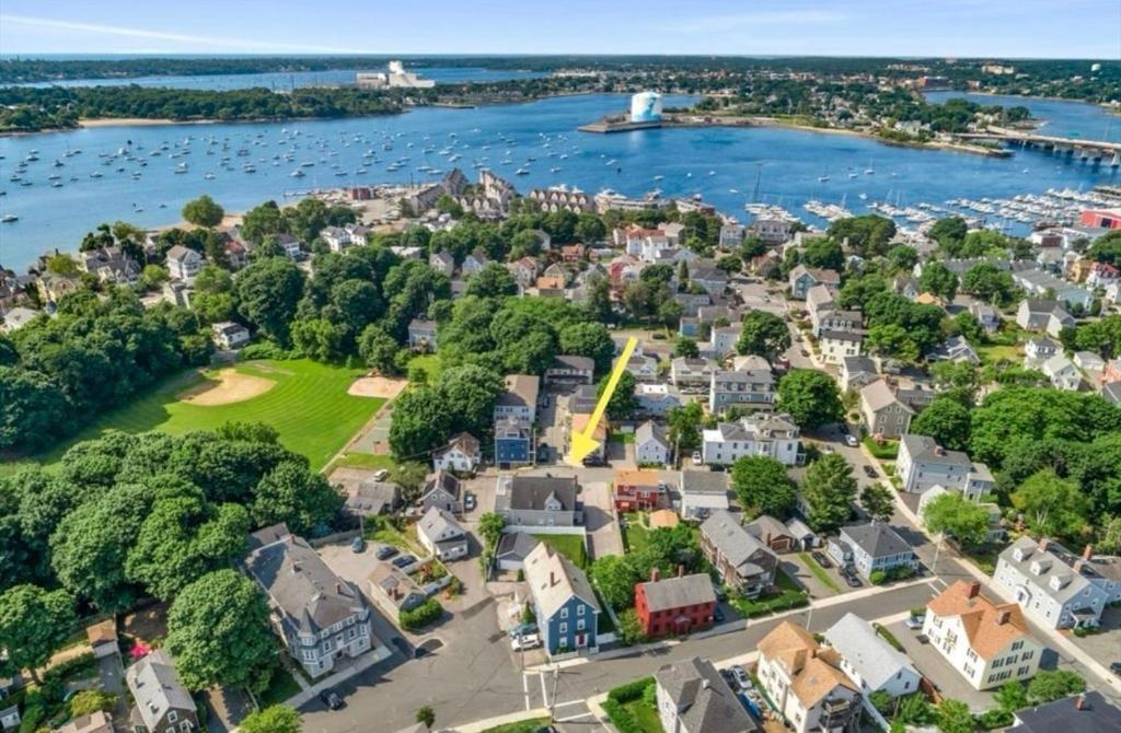 Stylish Stay By Beach And Shops - Image 6