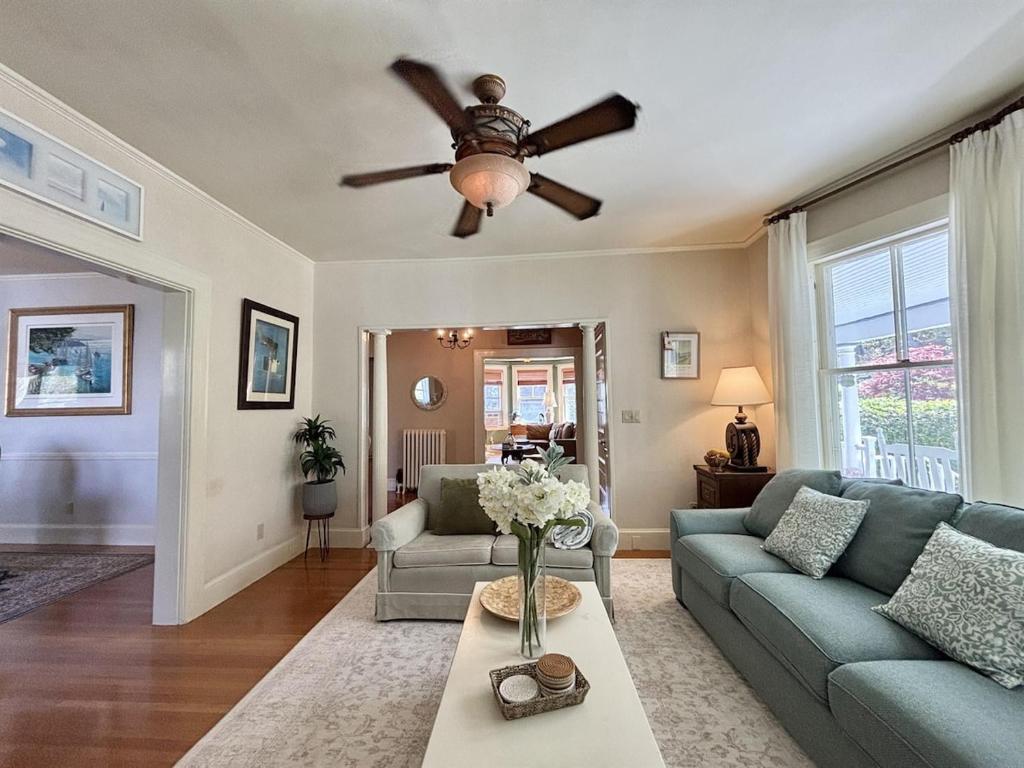 Big New England Family Home; walk to beach, shops - Image 7