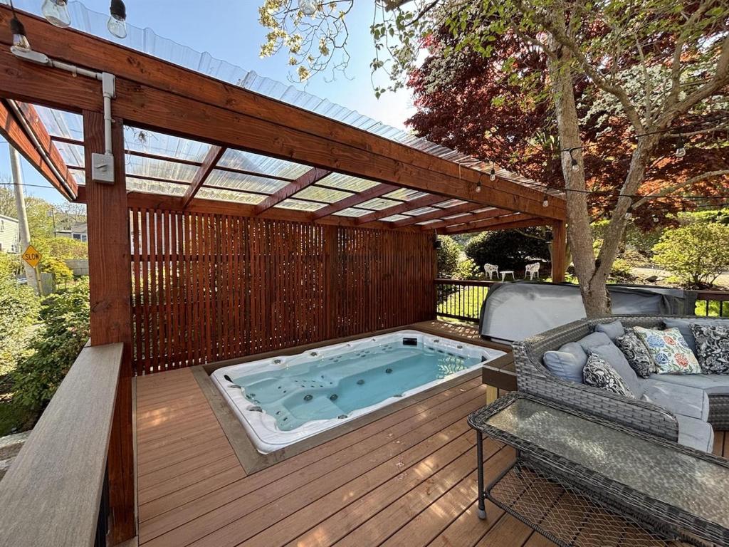 Big New England Family Home; walk to beach, shops