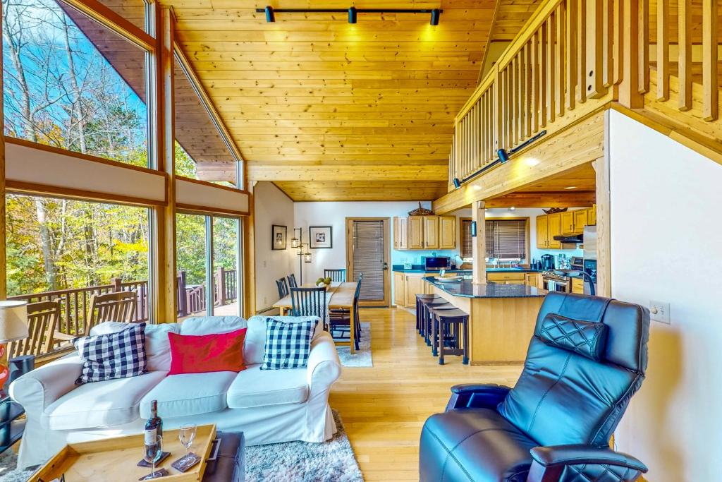 Autumn Hill Lakehouse - Image 4