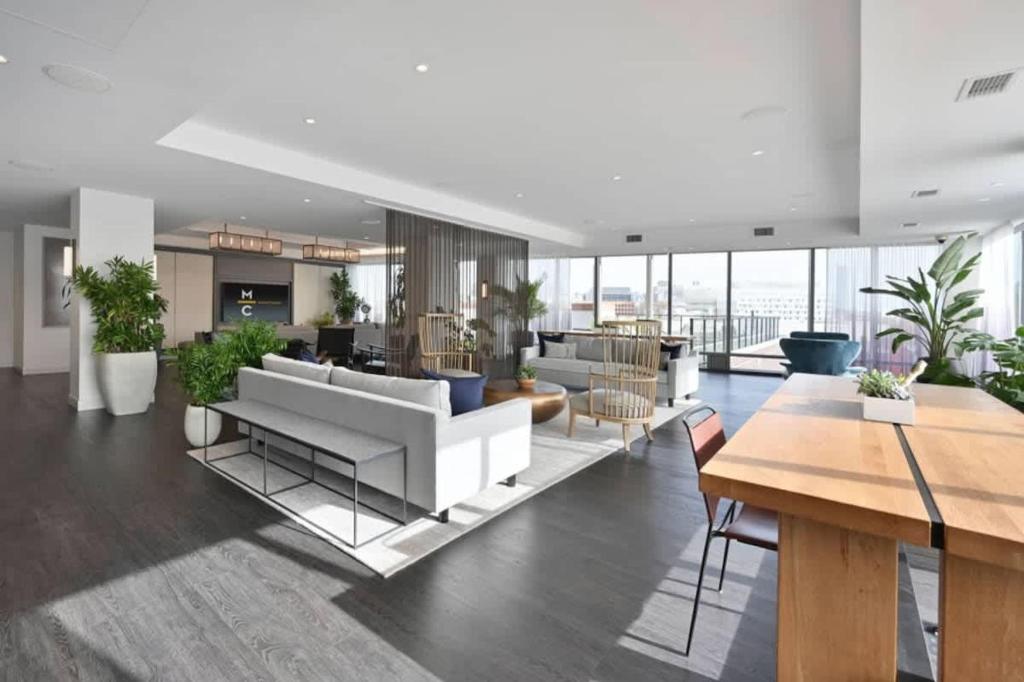 Central Penthouse Harvard MIT Spacious Gym & Work - Image 4