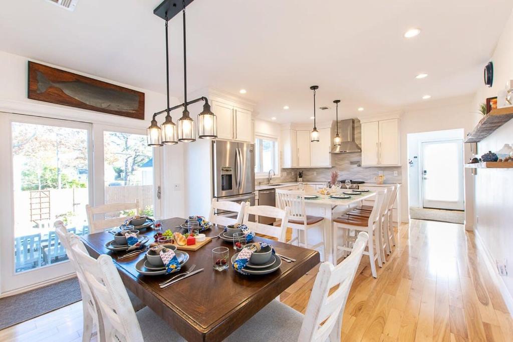 Stunningly Decorated Home with Hot Tub - Image 4