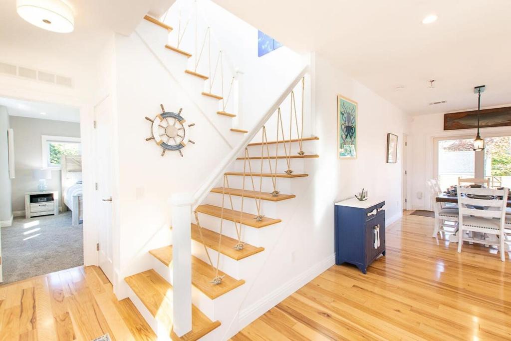 Stunningly Decorated Home with Hot Tub - Image 8