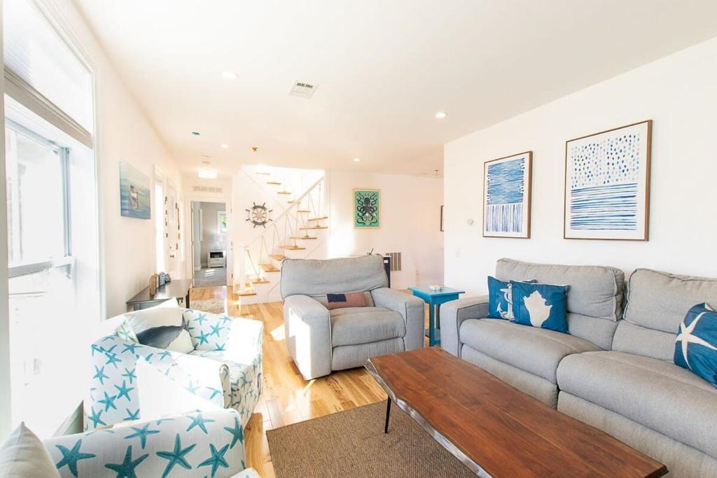 Stunningly Decorated Home with Hot Tub - Image 5