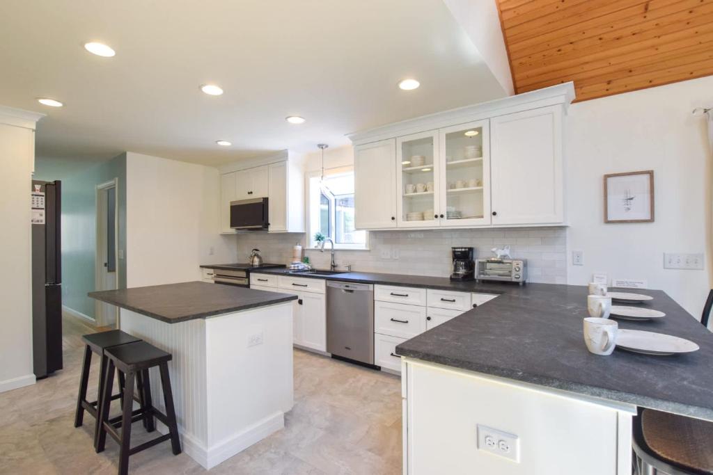 3000 Sq Ft Home with Hot Tub - Image 8