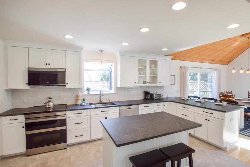 3000 Sq Ft Home with Hot Tub - Image 4