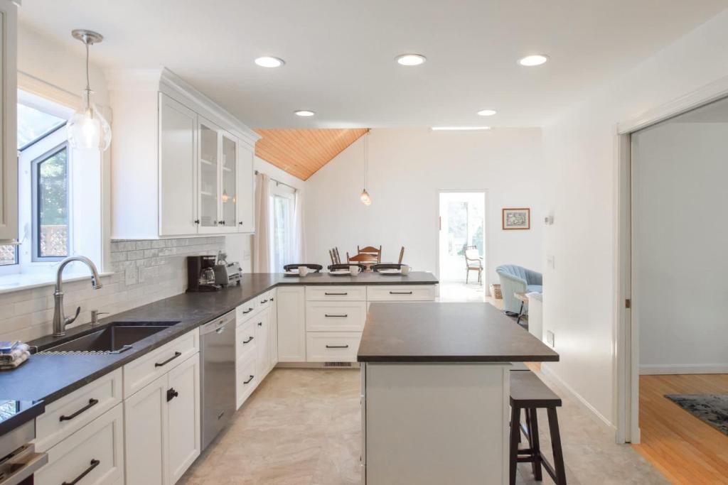 3000 Sq Ft Home with Hot Tub - Image 7