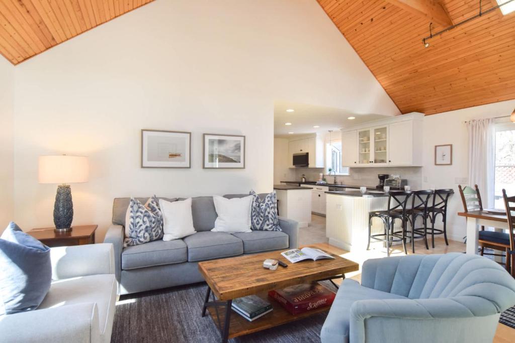 3000 Sq Ft Home with Hot Tub - Image 6