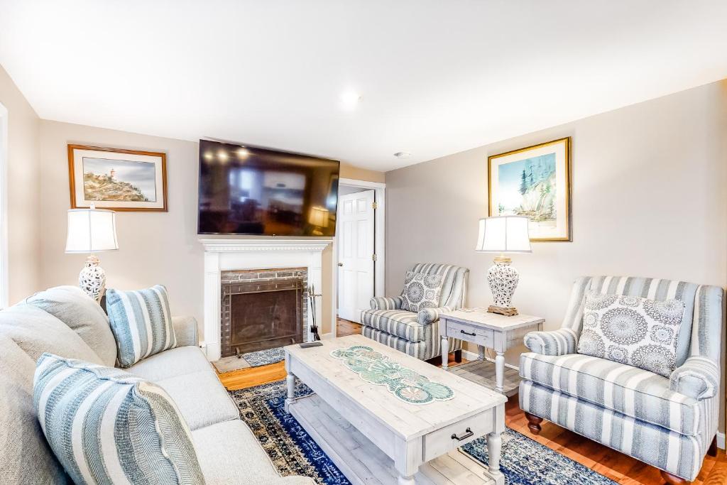 Cape Cod Playhouse - Image 5