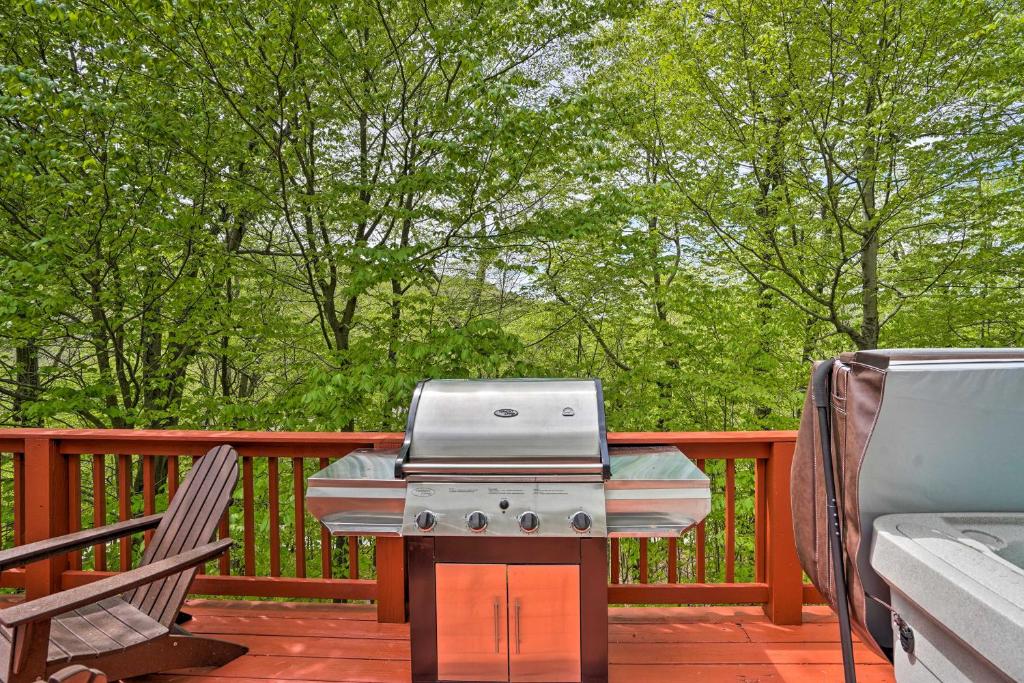 Family-Friendly Hancock Home Walk to Slopes!