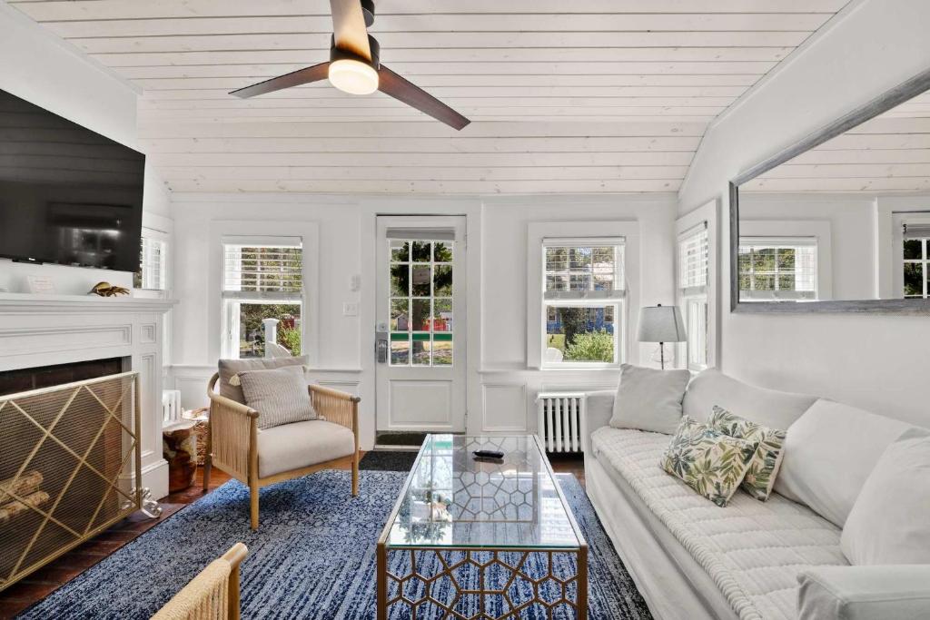 Stylish Updated Home walk to Dennis Pond Hot Tub - Image 7