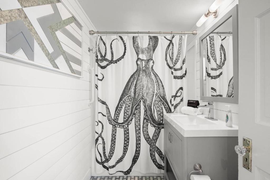 Hot Tub (Jacuzzi) - Photo 2