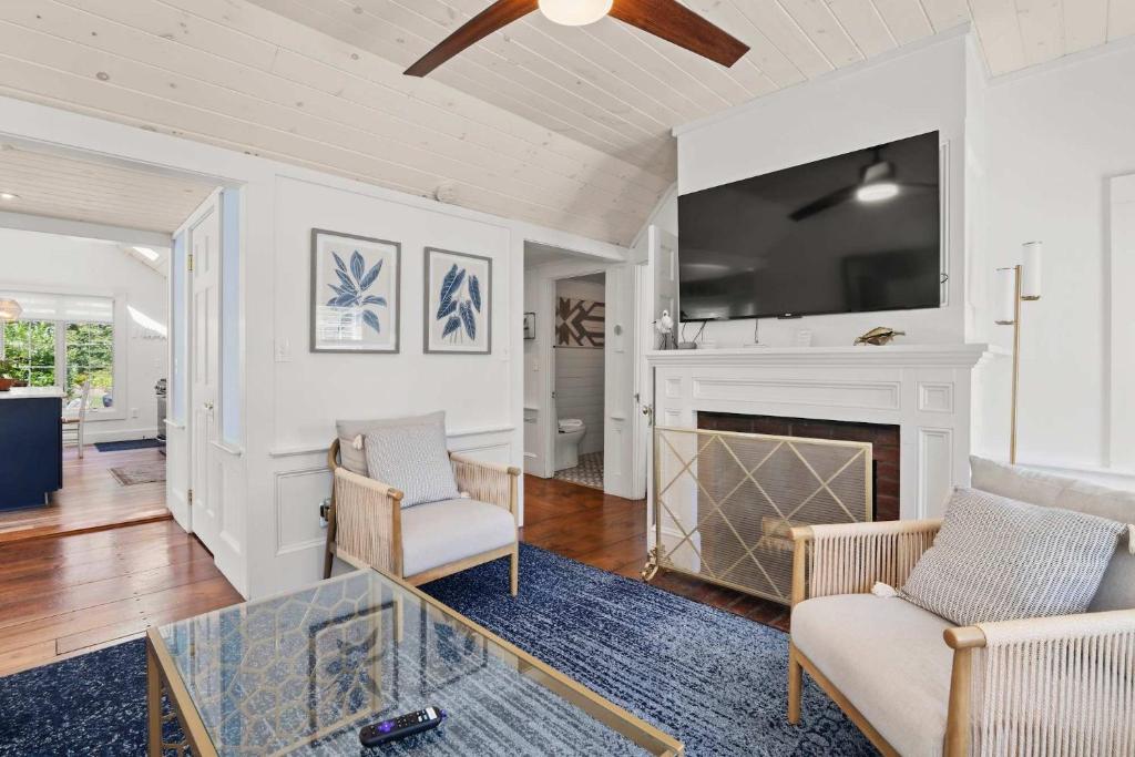 Stylish Updated Home walk to Dennis Pond Hot Tub - Image 4