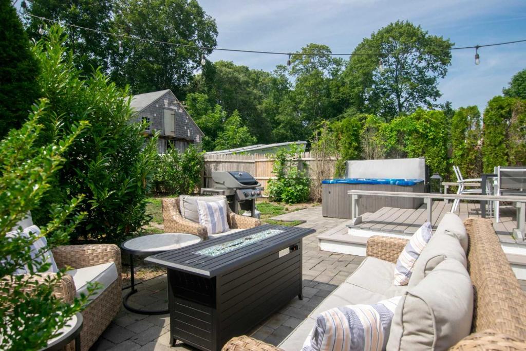 Stylish Updated Home walk to Dennis Pond Hot Tub